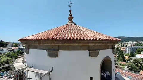 Logo do revoco e a pintura aplicados, a torre cilíndrica adquire unha “potencia expresiva” que se pode contemplar dende as rúas adxacentes.