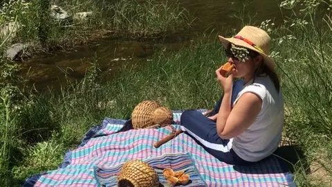 O turista aluga uma manta, recebe informação sobre os locais georreferenciados onde pode “lançar a manta”, disfrutar de uma bela merenda e descarregar no telemóvel um storyboard para interpretar e compreender tudo o que o rodeia, a fauna e a flora.