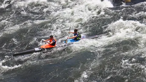 José del Valle-Julio Fontán del Naval de Pontevedra en los rapidos de Ourense. PEDRO SEOANE. 