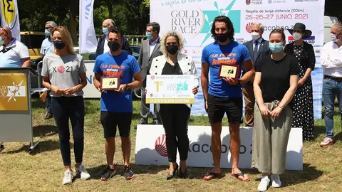 El K2 asturiano vencedor absoluto recogiendo el Trofeo Xacobeo 21-22.