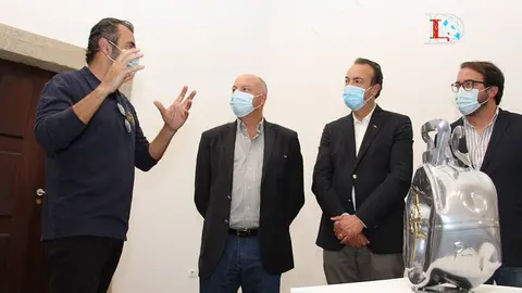 El artista invitado de Art'in Lima, Pedro Marques, explica su obra. 