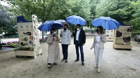 La conselleira de Medio Ambiente, Territorio y Vivienda y el director general de Relaciones Exteriores y con la UE inauguraron una exposición sobre esta iniciativa, que desde hoy se puede visitar en Santiago.