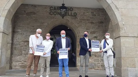 El delegado de la Xunta en A Coruña, Gonzalo Trenor, acompañado por el alcalde de Noia, Santiago Freire.