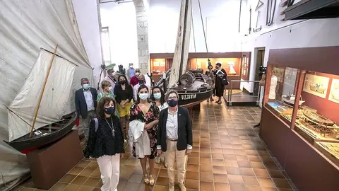 A conselleira do Mar, Rosa Quintana, acompañada pola directora xeral de Desenvolvemento Pesqueiro, Susana Rodríguez, participa na presentación do XV Encontro de Embarcacións Tradicionais de Galicia.