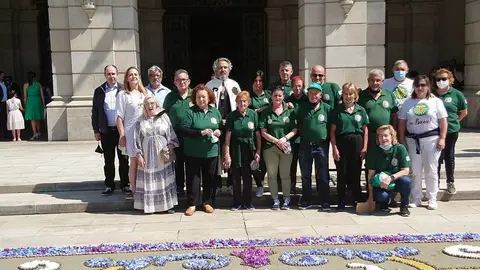 Alfombristas de Ponteareas y Bueu, en la plaza de María Pita, en Coruña. 