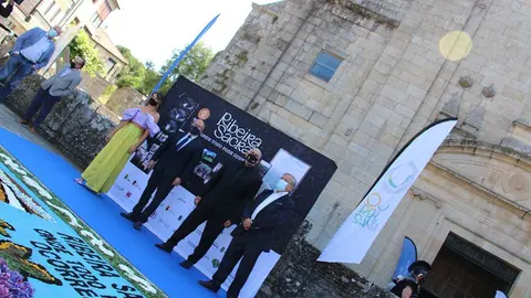 Photocall del evento 'Ribeira Sacra. Onde todo pode ocorrer' de Queiman e Pousa en el monasterio de Santa María de Montederramo. 