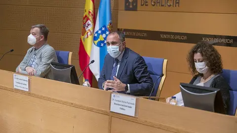 O conselleiro de Sanidade, Julio García Comesaña, acompañado da directora xeral de Saúde Pública, Carmen Durán Parrondo, informa en rolda de prensa dos acordos adoptados na reunión do comité clínico.