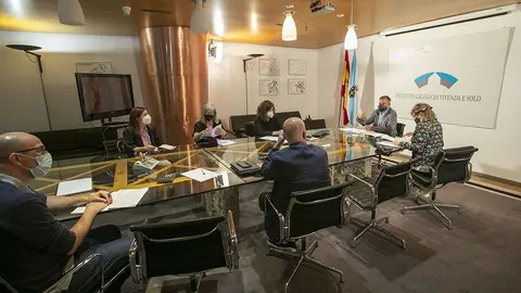 El director do Instituto Galego da Vivenda e Solo (IGVS), Heriberto García Porto, se reúne con representantes de las oficinas de rehabilitación de las ARI.