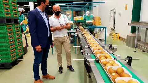 O delegado territorial visita as instalacións da empresa en Ribadumia e mantén un encontro co máximo responsable da firma, Carlos Vila.