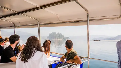 O Festival Sinsal SON Estrella Galicia propón un paseo en catamarán pola enseada de San Simón coa estrea ao vivo do novo álbum dun artista galego secreto. © OLALLA LOJO.