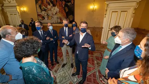 El presidente de la Xunta, Alberto Núñez Feijóo, recibió en el Hostal de los Reis Católicos a los representantes de Asturias, Cantabria, País Vasco, Castilla y León, Andalucía y Cataluña para mantener un encuentro en el que sentar las bases de las acciones coordinadas que se pueden poner en marcha en el marco del doble Año Santo.