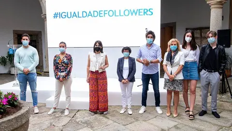 No acto acompañaron á titular de Emprego e Igualdade, Esther Estévez, presentadora do espazo DígochoEu da TVG; Manuel Loureiro, escritor e avogado; Jorge López e Tatiana González, cofundadores da empresa Beflamboyant e premiados co galardón Talento Mozo Xunta 2020; Mari Carmen Villar, influencer en lingua de signos en YouTube; e Gabri Fuentes, presentador do espazo Menos dun minuto da TVG.