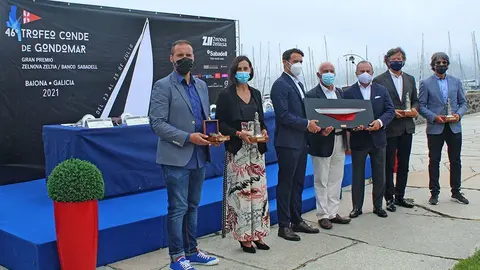 Autoridades con algunos de los trofeos que se entregarán en el Conde de Gondomar. LETICIA ACERO. 