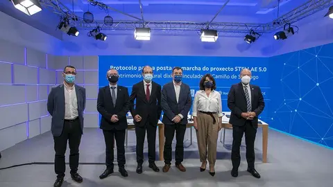 O conselleiro de Cultura, Educación e Universidade e a directora da Amtega asinan un protocolo co reitor da Universidade do Minho e presidente da Rede Crusoe, Rui Vieira de Castro, para o proxecto ‘Stellae 5.0’.