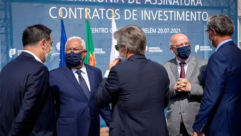 El primer ministro António Costa y el ministro de Estado y Asuntos Exteriores, Santos Silva, con los directores de las empresas que firmaron los contratos de inversión, Lisboa.