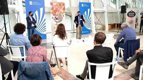 El conselleiro de Cultura, Educación y Universidad, Román Rodríguez, presentó hoy el nuevo programa, liderazgo por los humoristas y *monologuistas gallegos Carlos Blanco, Luis Piedrahita, Xosé A. Touriñán y Lucía Veiga.