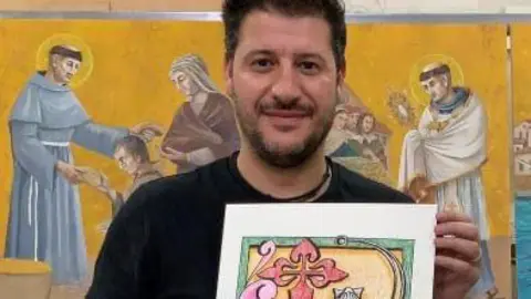 Miguel Angel Laguna Villalobos, alfombrista de Chinchón, diseñó la alfombra para el día 25 en la plaza de la Inmaculada de Santiago. 