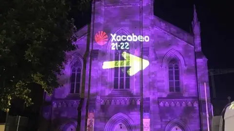 Turespaña en colaboración con Turismo de Galicia replica la iniciativa de la Xunta #AcendeOXacobeo promoviendo una iluminación protagonizada por la flecha amarilla en emplazamientos vinculados con el Camino de Santiago en Europa.
