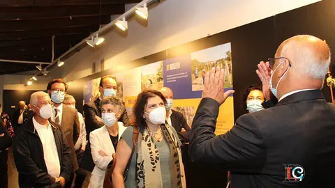 La secretaria de Estado Adjunta del Patrimonio Cultural y la directora regional de Cultura del Norte siguen las explicaciones del profesor Bruchado Almeida en la inauguración de la exposición sobre o Camiño Portugués de Santiago, o Museu dos Terceiros, en Ponte de Lima. 