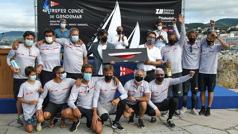 El Aceites Abril recogiendo el premio de su quinto Conde de Gondomar. CLARA GIRALDO. 