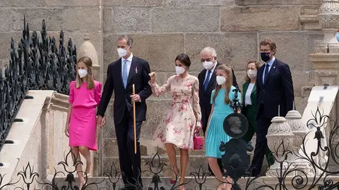 O presidente da Xunta, Alberto N&uacute;&ntilde;ez Feij&oacute;o, acompa&ntilde;a &aacute;s aos Reis e a Princesa de Asturias e a Infanta dona Sof&iacute;a &aacute; Casa do Concello para asinar no Libro de Ouro da cidade. Pazo de Raxoi.