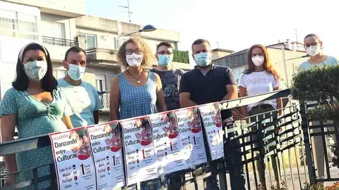 Agrupación Folklórica Algazara e representantes do Concello de Ponteareas. 