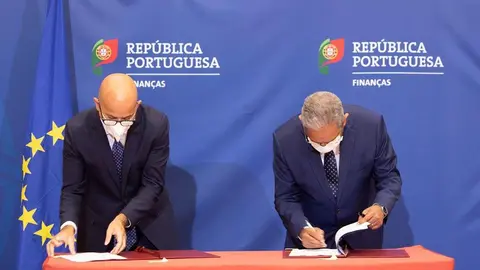 Ministros de Estado y Finanzas, Jo&atilde;o Le&atilde;o, y Planificaci&oacute;n, Nelson de Souza, en la firma de los convenios de financiaci&oacute;n del Plan de Recuperaci&oacute;n y Resiliencia, Lisboa.