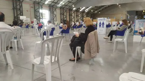 Vacunados de Covid esperan 15 minutos por si hubiera alguna reacción en una improvisada sala de espera en el IFEVI, Vigo. ARCHIVO. 