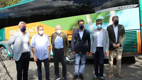 O vicepresidente primeiro, Alfonso Rueda, asistiu á presentación do bus lanzadeira de acceso ao Mosteiro de Santa Cristina de Ribas de Sil, unha iniciativa coa que se pretende reducir o tráfico privado para preservar a contorna natural.