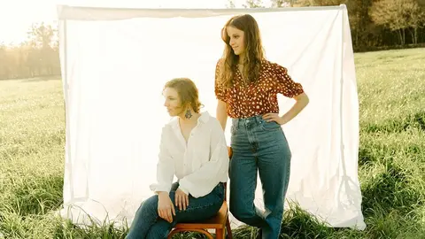 O dúo que conforman Sabela Caamaño e Antía Ameixeiras presenta ‘Aire’, un traballo que celebra o baile e a irmandade entre tradicións.