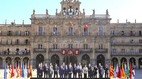  El rey Felipe junto con el presidente del Gobierno, Pedro S&aacute;nchez posan para la foto de familia de la XXIV Conferencia de Presidentes, el m&aacute;ximo &oacute;rgano pol&iacute;tico de coordinaci&oacute;n multilateral, que se celebra este viernes en el Convento de San Esteban, en Salamanca. EFE /JUANJO MARTIN