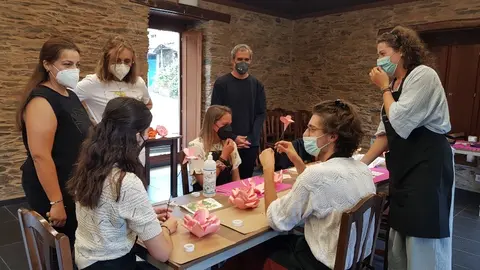 O director xeral de Comercio e Consumo, Manuel Heredia, e a xerente da Fundación Artesanía de Galicia, Elena Fabeiro, foron hoxe ata Folgoso do Courel para inaugurar a programación de obradoiros artesanais que se celebrarán ata o 8 de agosto.