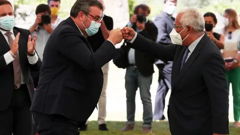 El primer ministro Ant&oacute;nio Costa saluda al alcalde de Crato, Joaquim Diogo, en la presentaci&oacute;n del Uso Hidr&aacute;ulico Multiprop&oacute;sito de Pis&atilde;o, Crato. NUNO VEIGA/LUSA.