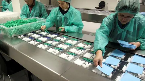 Línea de envasado de productos médicos.