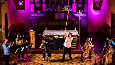 Abraham Cupeiro recupera e (re)constrúe diversos instrumentos, mesturando os sons con formacións modernas. 