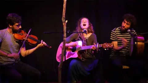 A banda Zeltia e Irevire emprende a súa carreira musical no ano 2018, tras tocar en Galicia e Irlanda, da man da compositora e cantautora galega Laura Zeltia Acuña Barros e a fusión do estilo de percusión de Migui Carballido. Con corazón de Folk Tribal e aberta á mestura de estilos, a súa música caracterízase pola plasticidade e orixinalidade, que van mudando en cada ocasión. Esta será unha delas, permitíndonos gozar coa súa arte en versión trío acústico.