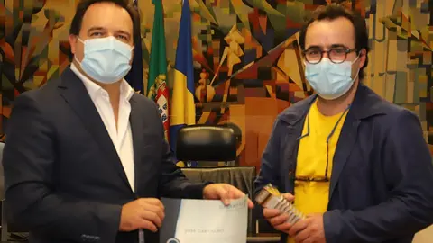 O presidente da Câmara entregou o galardão de mérito ao ceramista José Carvalho.