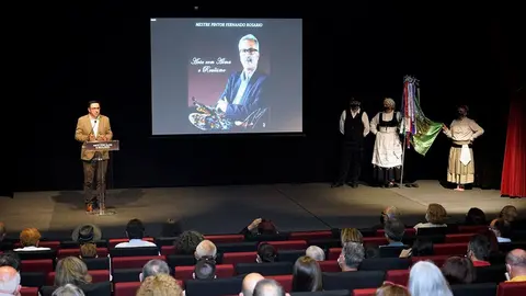 Analisando a obra de Fernando Rosário, Aurora Matos vincou a técnica que “romantiza os ambientes, permitindo pressentir os aromas, com grande dose de emoção e que contribuíram para criar uma estética própria”.