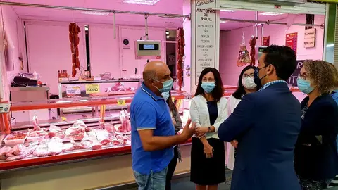 El delegado territorial, Luis López, acompañado de la alcaldesa, Cristina Fernández, supervisa el final de esta actuación, que estuvo financiada por el Instituto Energético de Galicia con una inversión de 47.000€.