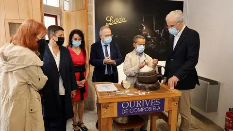 El vicepresidente económico y conselleiro de Economía, Empresa e Innovación, Francisco Conde, visitó hoy la muestra ‘Lado. Una saga de orfebres compostelanos', organizada con la colaboración de Artesanía de Galicia.