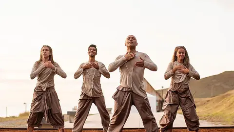 É finalista dos Premios Max ao mellor espectáculo e mellor interprete masculino de danza.