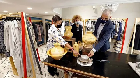 El vicepresidente económico y conselleiro de Economía, Empresa e Innovación, Francisco Conde, visitó esta mañana a Summer Shop Artesanía de Galicia & D-Due, en la que participan 36 talleres.