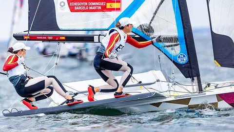 Tamara Echegoyen y Paula Barceló, en Tokio 2020.
© SAILING ENERGY/ WORLD SAILING.