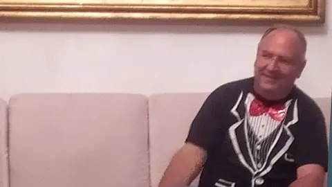 Joseba en una actuación de juegos de cartas para un grupo de amigos, en Vilanova de Arousa, el pasado 16 de agosto de 2020.