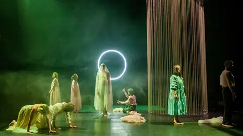 A peza, creada por Belén Bouzas, Diego M. Buceta e Fran Martínez, sitúa o corpo como elemento central da escena para falar dos afectos e do colectivo.