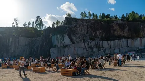 O cartel está formado por Pongo, Boyanka Kostova, Verto, Mounqup, a DJ Teresa Ferreiro e Os Penediños de Atios.