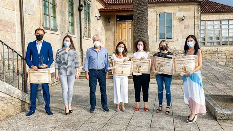 Os premiados coa alcaldesa, Marta Valcárcel,  y el Gran Mestre de la Confraría do Viño do Condado do Tea e Espumosos, Antonio Alén. 
