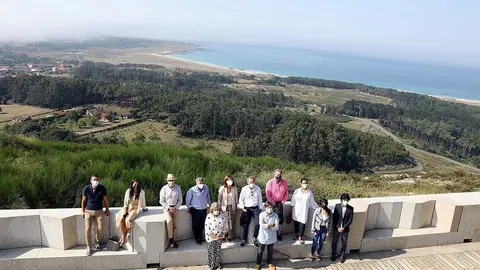 La conselleira de Medio Ambiente, Territorio y Vivienda, Ángeles Vázquez, presentó la nueva publicación hoy en el mirador de A Pedra da Ra, en Ribeira.