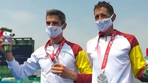 Gustavo Rodríguez, tras gañar a medalla de prata nos Xogos Olímpicos de Toquio coma guía de Héctor Catalá. ARQUIVO.