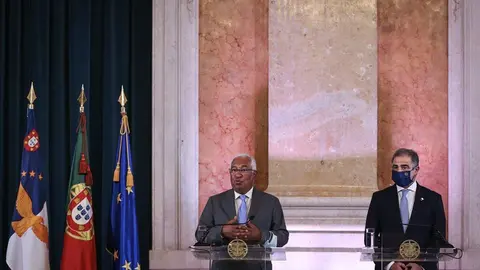 El primer ministro Ant&oacute;nio Costa y el presidente del Gobierno Regional de las Azores, Jos&eacute; Manuel Bolieiro, en la firma del contrato de financiaci&oacute;n PRR para las Azores.